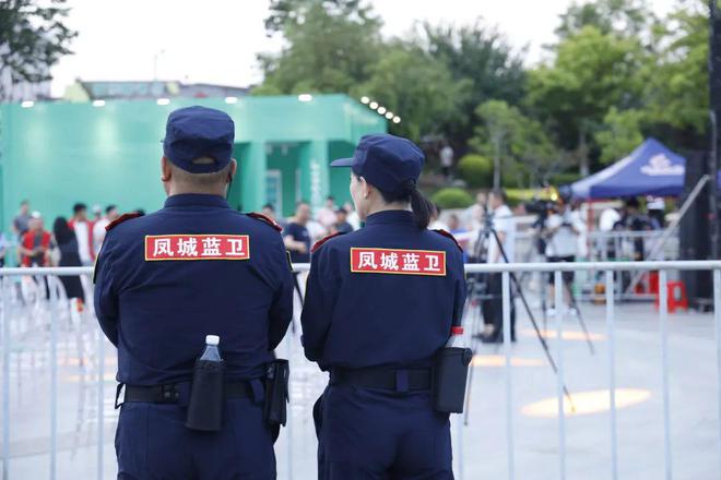 晋城深夜街头义警打车回家出租车司机执意拒收车费！(图1)