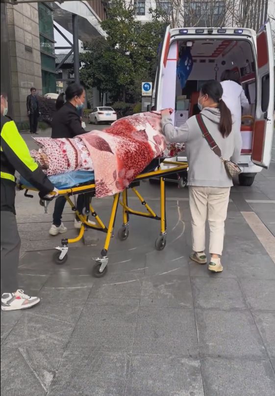 kaiyun：孝感跨非急救车省送病人转院回家收费价目表(图1)