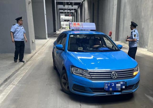 一巡游出租车闯入南昌东站停车场拉客罚款200元(图1)