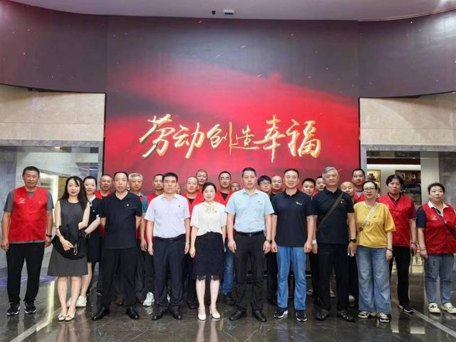 kaiyun入口：引领示范！青岛出租汽车行业“党员先锋车队”先进典型受表彰(图3)