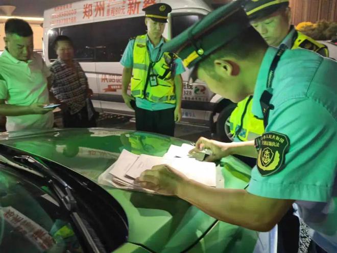kaiyun网站：15公里收费210元出租车司机吊销从业资格！郑州查处多起出租汽车行业非法违规营运行为(图2)