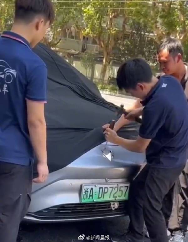 汽车起火厂家第一时间撬车标？极狐汽车致歉(图2)