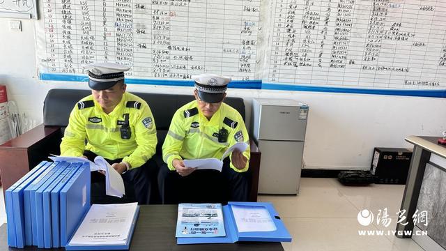 kaiyun网站：旅游旺季府谷公安交警城区中队走进随车游汽车租赁公司开展交通安全检查与宣教工作(图1)