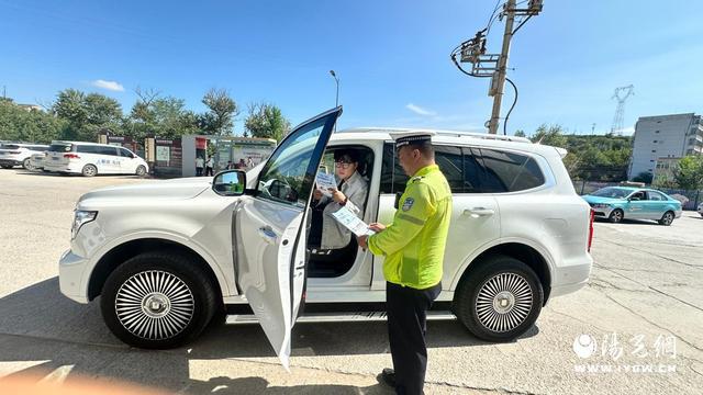 kaiyun网站：旅游旺季府谷公安交警城区中队走进随车游汽车租赁公司开展交通安全检查与宣教工作(图2)