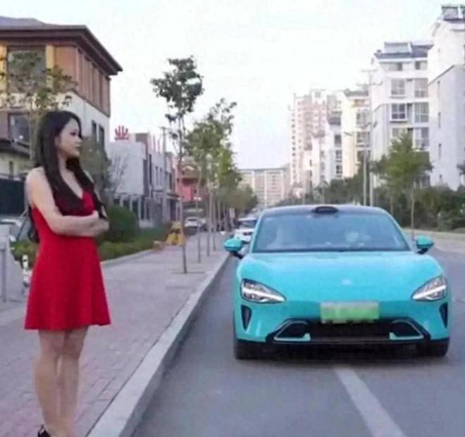 小米su7成色情片道具车主：车内依旧弥漫着一股子“诡异”的气味(图1)