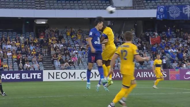 太吓人！申花国脚遭撞头昏厥翻白眼失去意识公布最新伤情(图2)