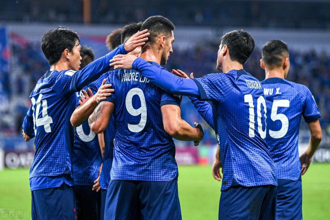 太吓人！申花国脚遭撞头昏厥翻白眼失去意识公布最新伤情(图1)