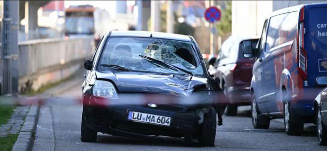 kaiyun网站:德国曼海姆汽车冲撞:出租车司机英勇追击逼停嫌犯助警方擒凶(图2)