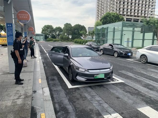 kaiyun：取消在主城区设立分支机构的要求网约车新政来了2月1日起施行！(图1)