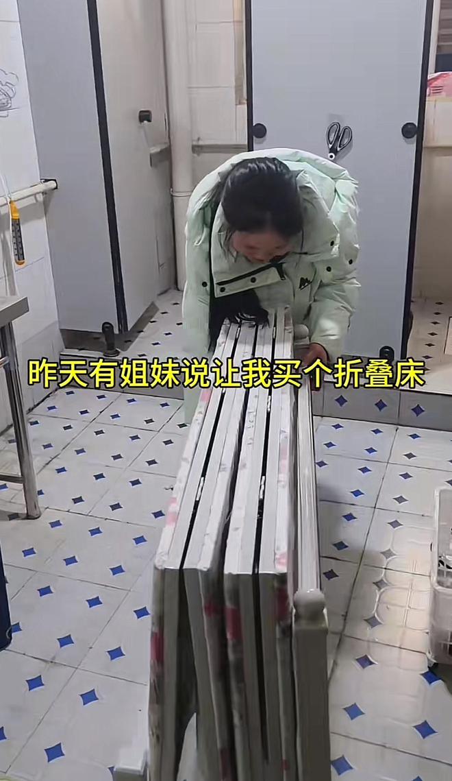 00后女生50块租下公司6平米卫生间起居睡觉当事人：不是苦自己怎么方便怎么来(图1)