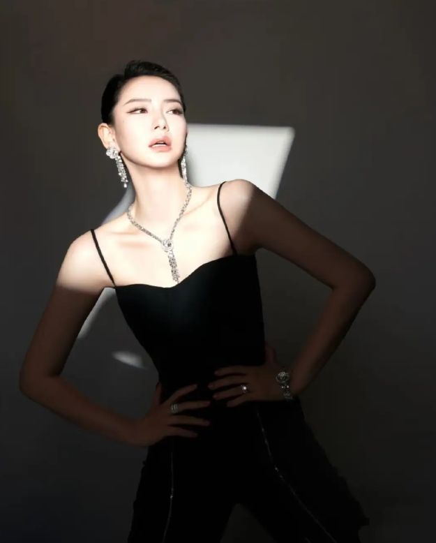 看戚薇的穿搭我才懂想把简单衣服穿好看妆容、配饰是关键(图2)