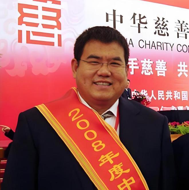 那个为汶川地震捐款一亿的百亿富豪因为身体透支45岁便去世了(图2)