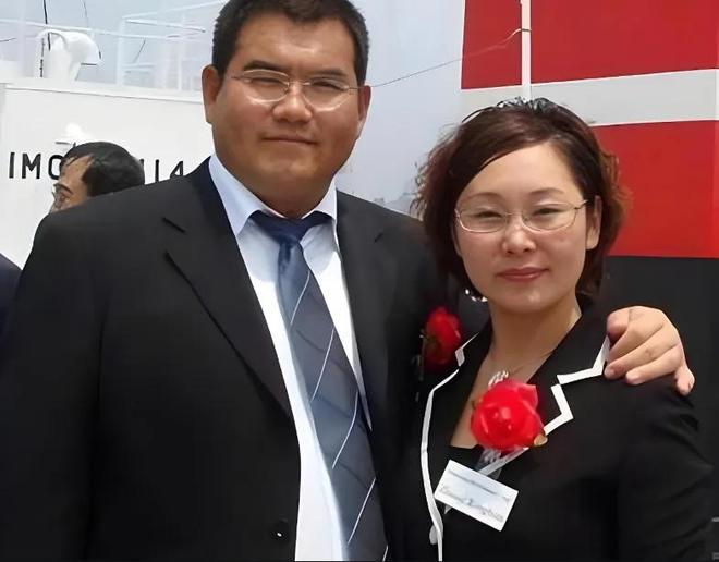那个为汶川地震捐款一亿的百亿富豪因为身体透支45岁便去世了(图10)