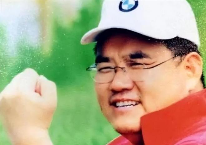 那个为汶川地震捐款一亿的百亿富豪因为身体透支45岁便去世了(图8)