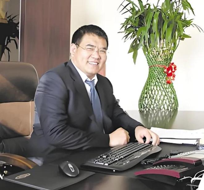 那个为汶川地震捐款一亿的百亿富豪因为身体透支45岁便去世了(图12)