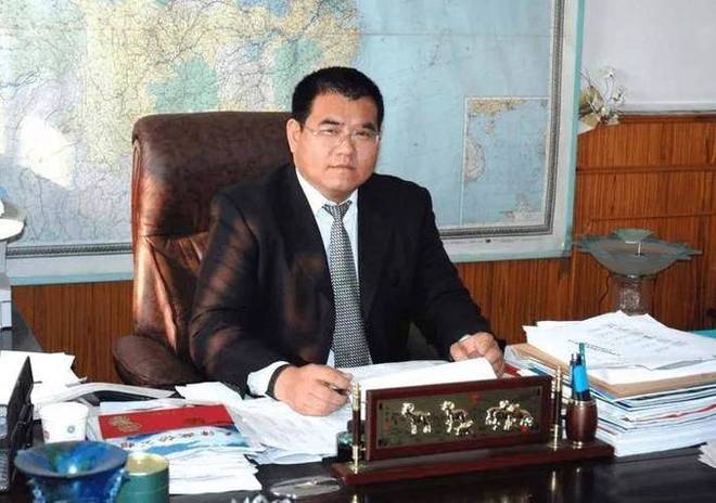 那个为汶川地震捐款一亿的百亿富豪因为身体透支45岁便去世了(图13)