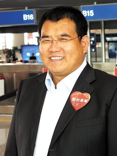 那个为汶川地震捐款一亿的百亿富豪因为身体透支45岁便去世了(图19)
