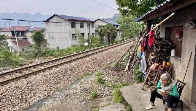 紫牛热点｜湖南一地被曝发生至少17起火车撞人事故回应：将实施防护栅栏封闭工程(图1)