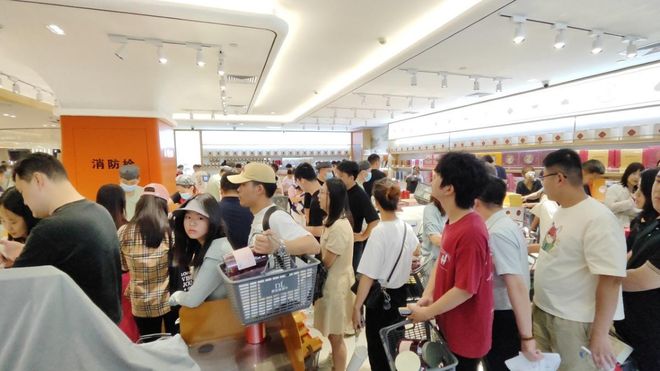 越黑越红！端午节胖东来外地游客爆满终于知道为啥走不出河南了(图1)