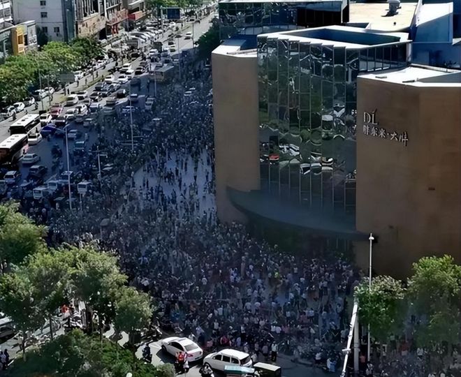 越黑越红！端午节胖东来外地游客爆满终于知道为啥走不出河南了(图6)