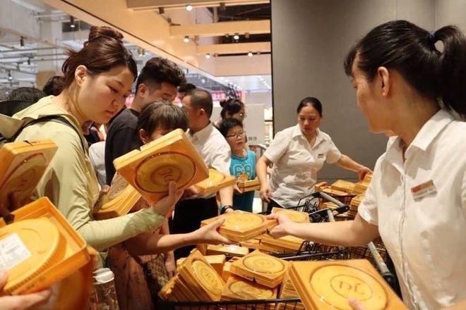 越黑越红！端午节胖东来外地游客爆满终于知道为啥走不出河南了(图5)