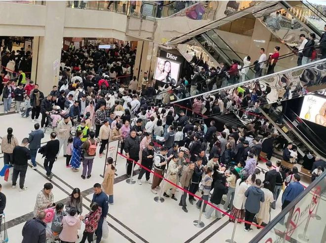 越黑越红！端午节胖东来外地游客爆满终于知道为啥走不出河南了(图7)