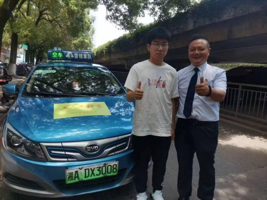 kaiyun入口:这不仅是一辆出租车还是长沙小有名气的“爱心驿站”的哥坚持16年暖心助人(图2)