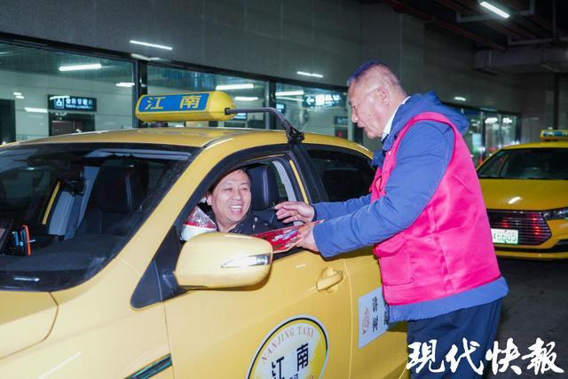 800碗热气腾腾的腊八粥送给南京出租汽车司机(图3)