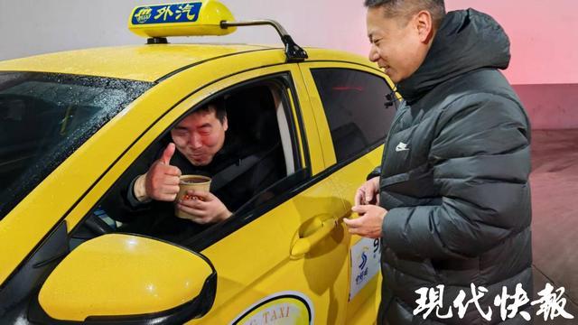 800碗热气腾腾的腊八粥送给南京出租汽车司机(图1)