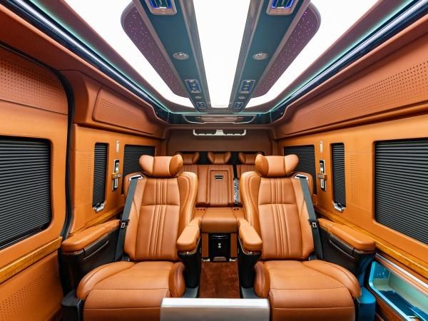 kaiyun：丰田海狮6座卫生间现车内饰实拍42万起可分期0息(图7)